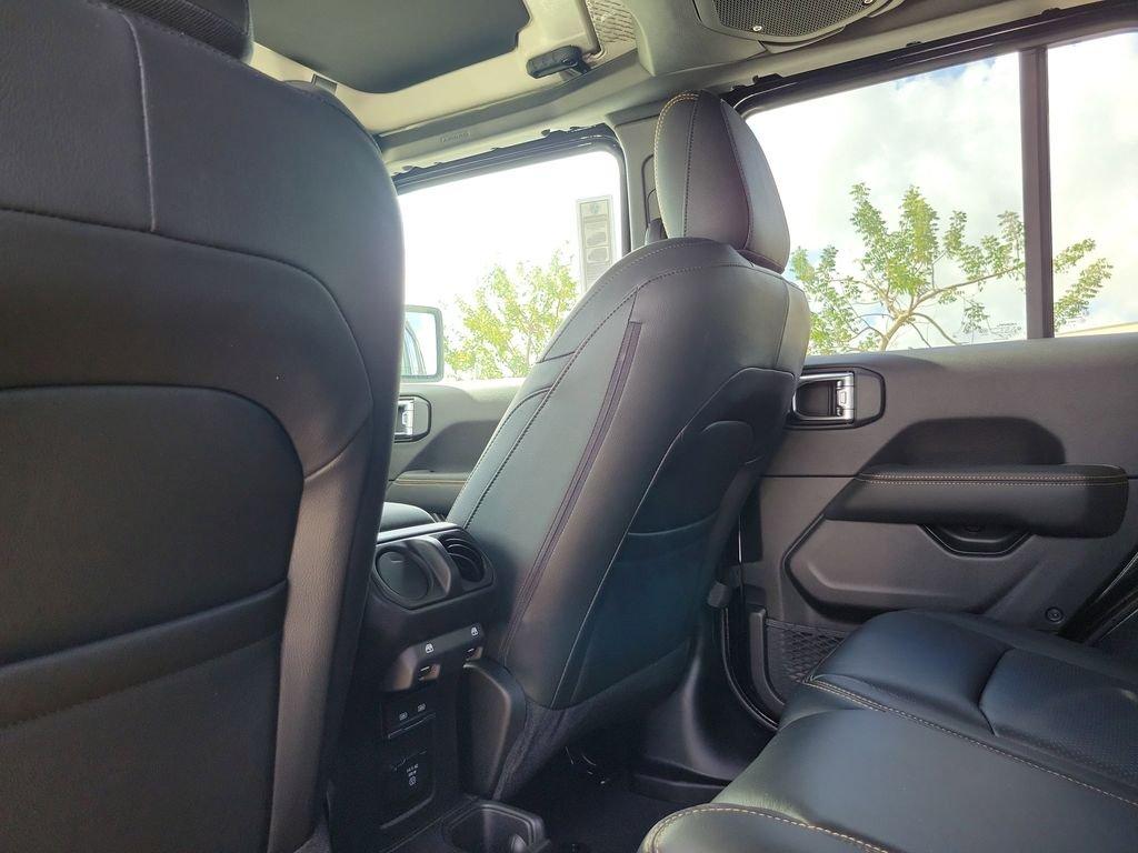 Jeep Wrangler 4-Door Sahara - Thumbnail 12