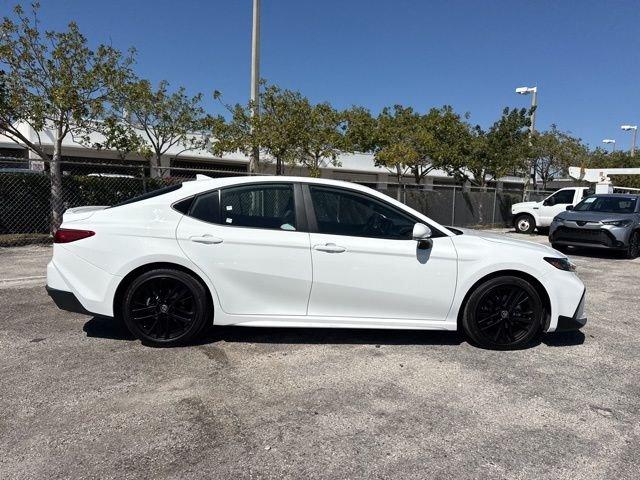 Toyota Camry Se - Thumbnail 17