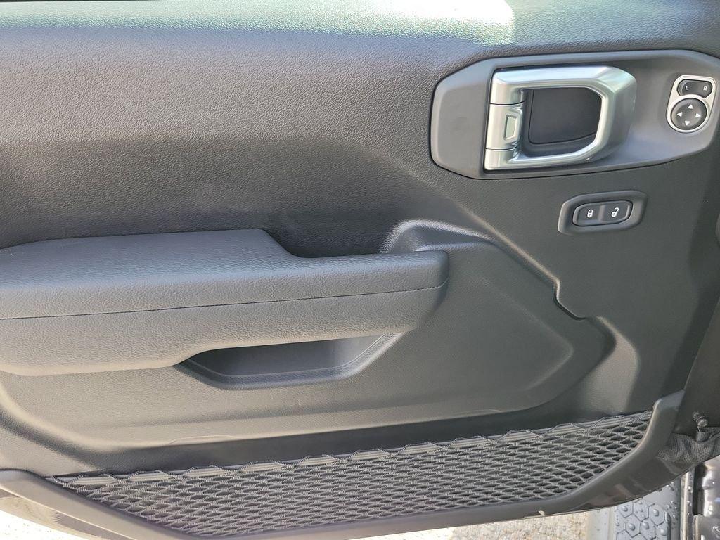 Jeep Wrangler 4-Door Sport S - Thumbnail 19