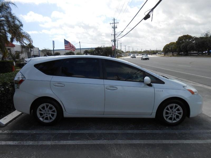 Toyota Prius V | Stock No: 14757 - Thumbnail 8
