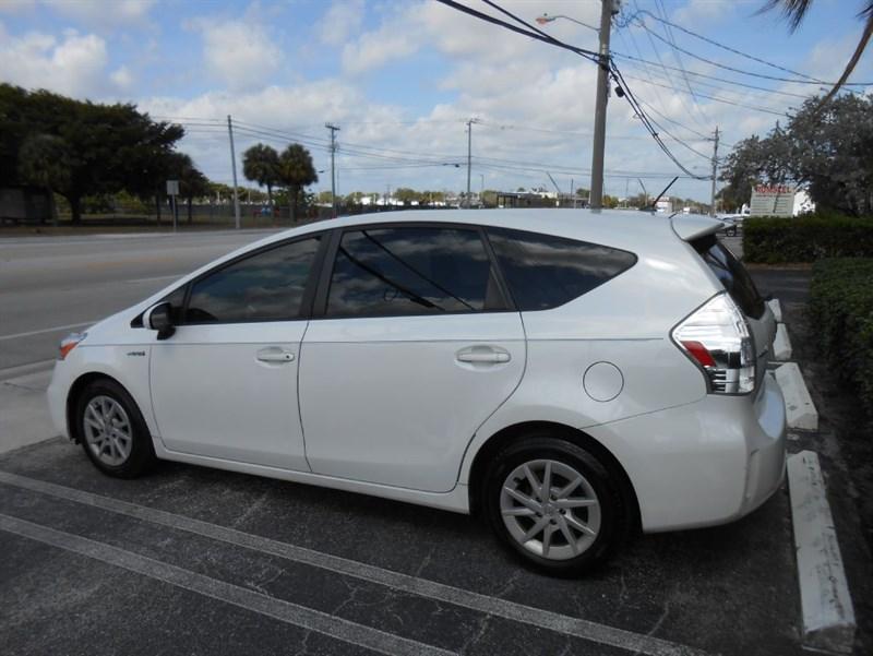 Toyota Prius V | Stock No: 14757 - Thumbnail 4