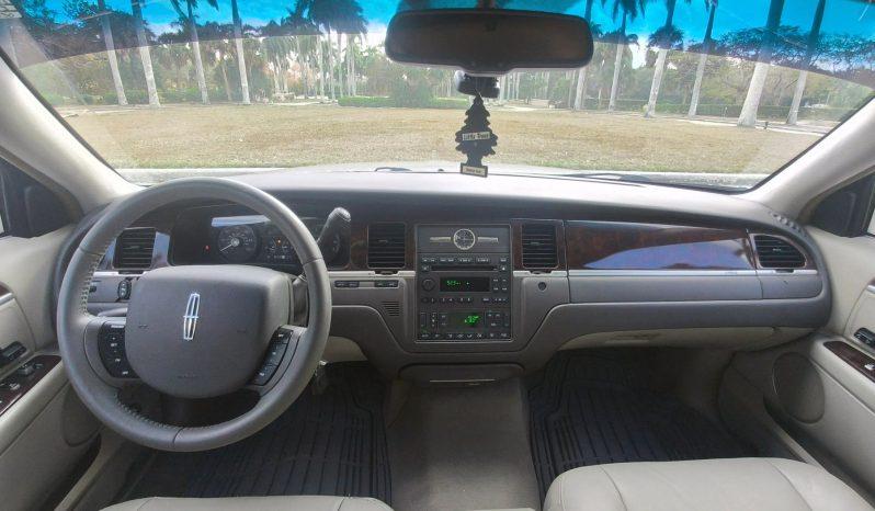 Lincoln Town Car - Thumbnail 8