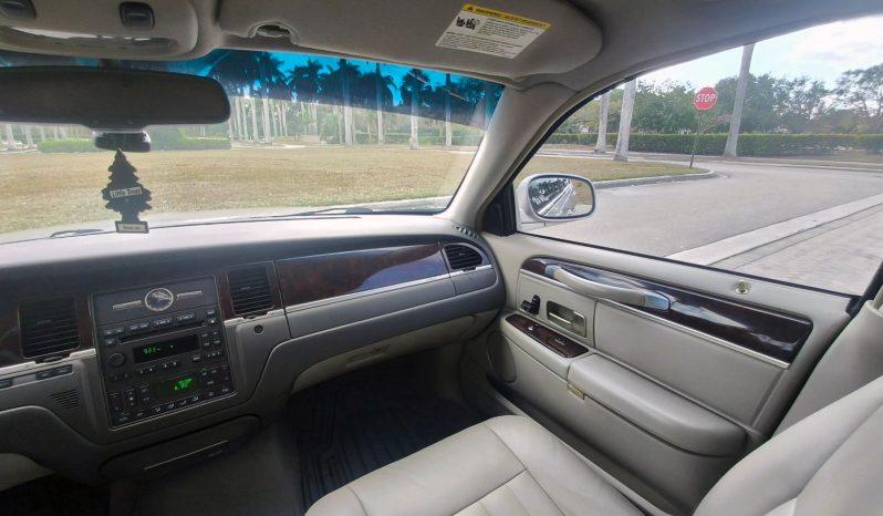 Lincoln Town Car - Thumbnail 9