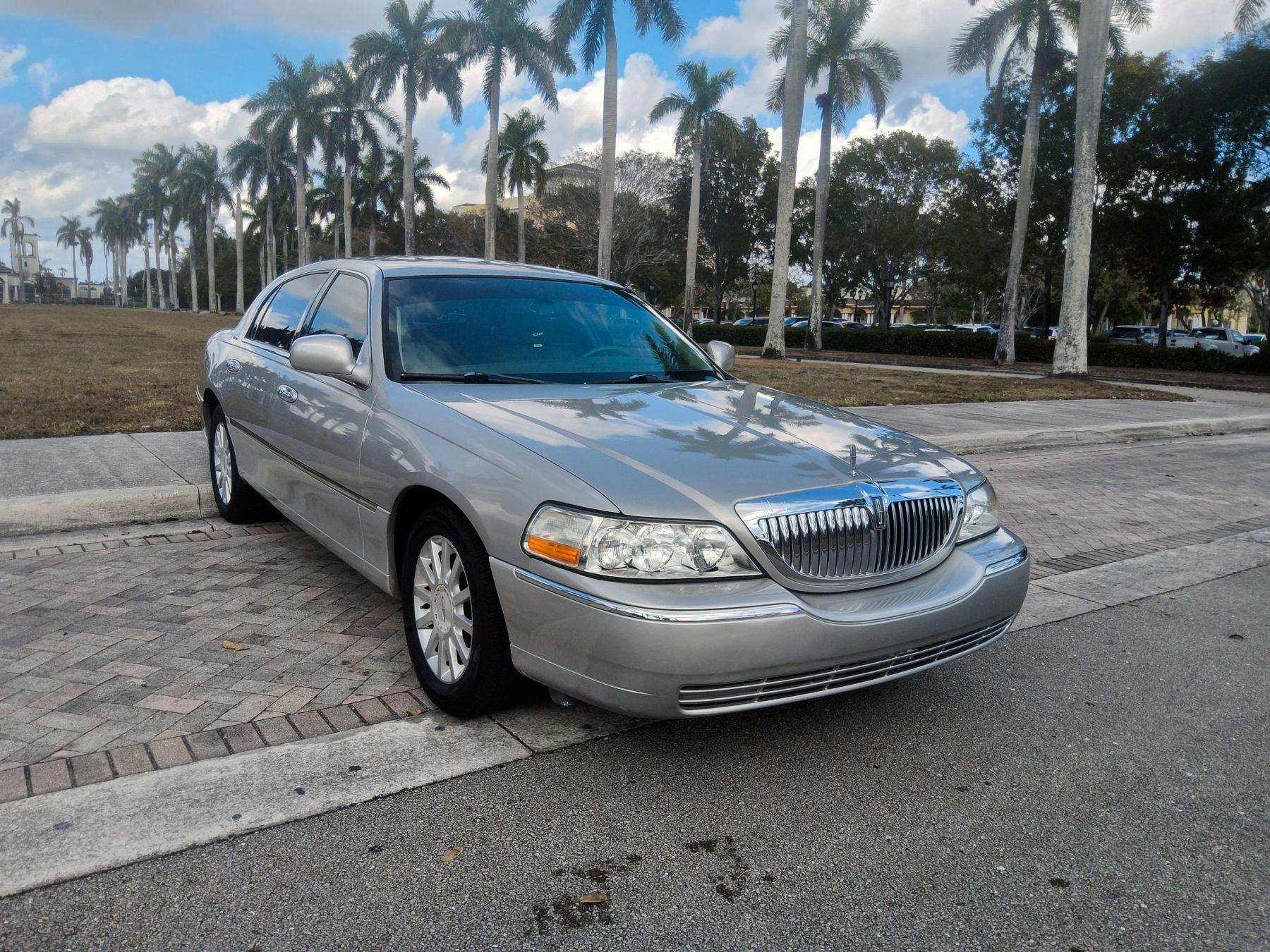 Lincoln Town Car - View 1