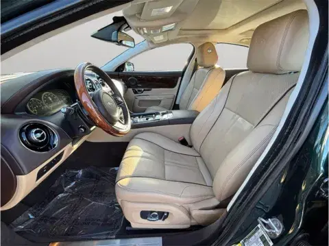 Jaguar Xj R-Sport Sedan 4D - Thumbnail 3