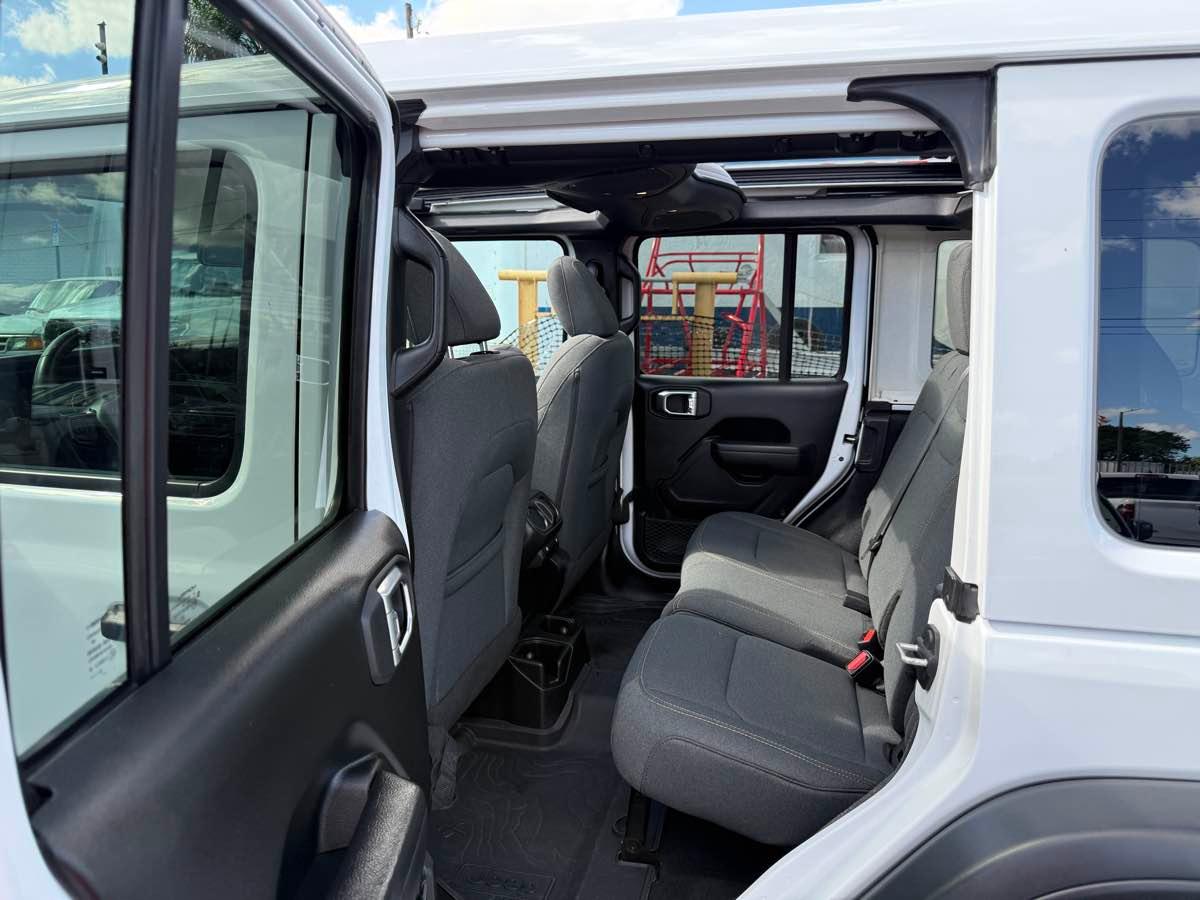 Jeep Wrangler Willys 4 Door 4X4 - Thumbnail 16