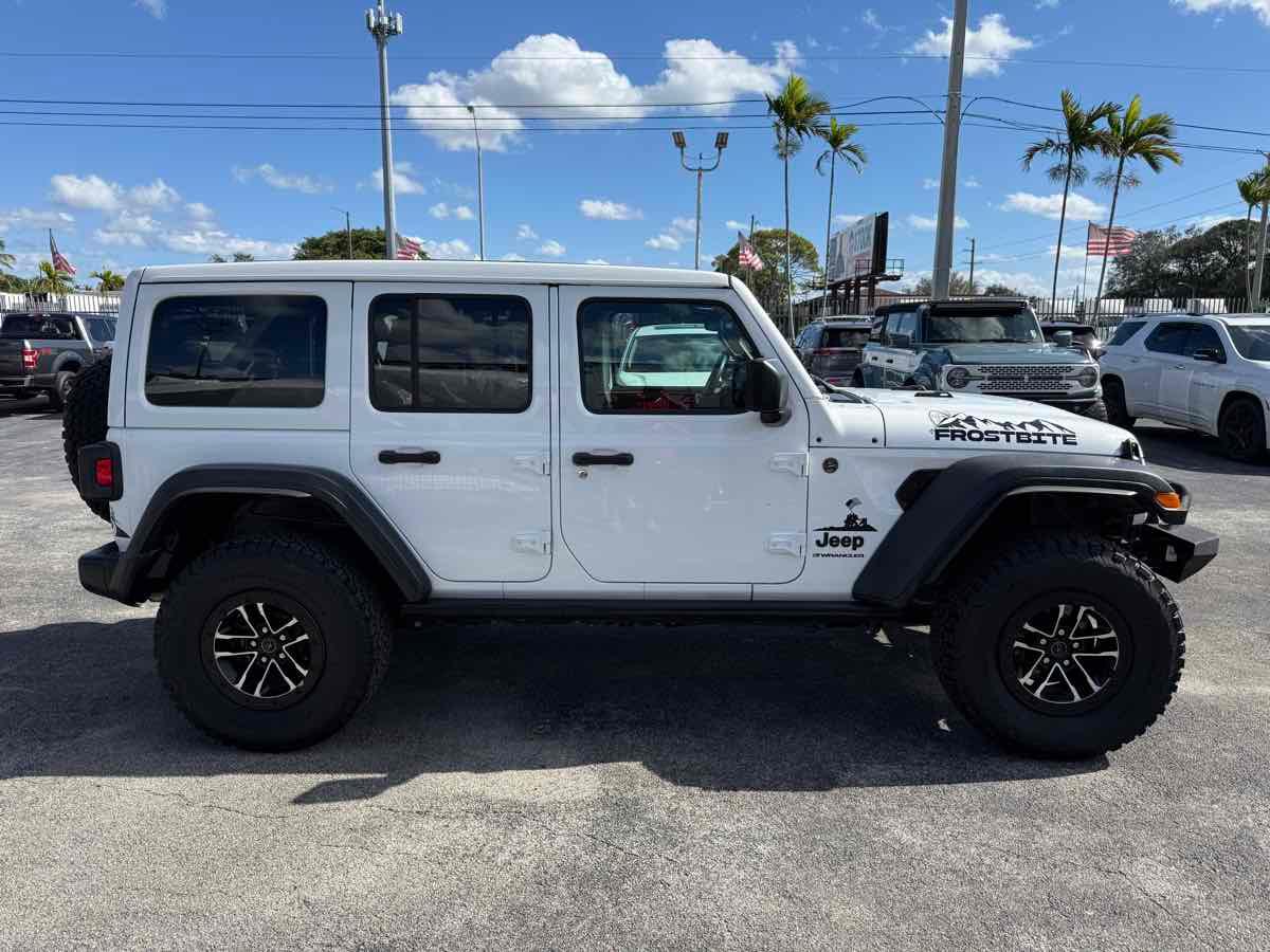 Jeep Wrangler Willys 4 Door 4X4 - Thumbnail 11