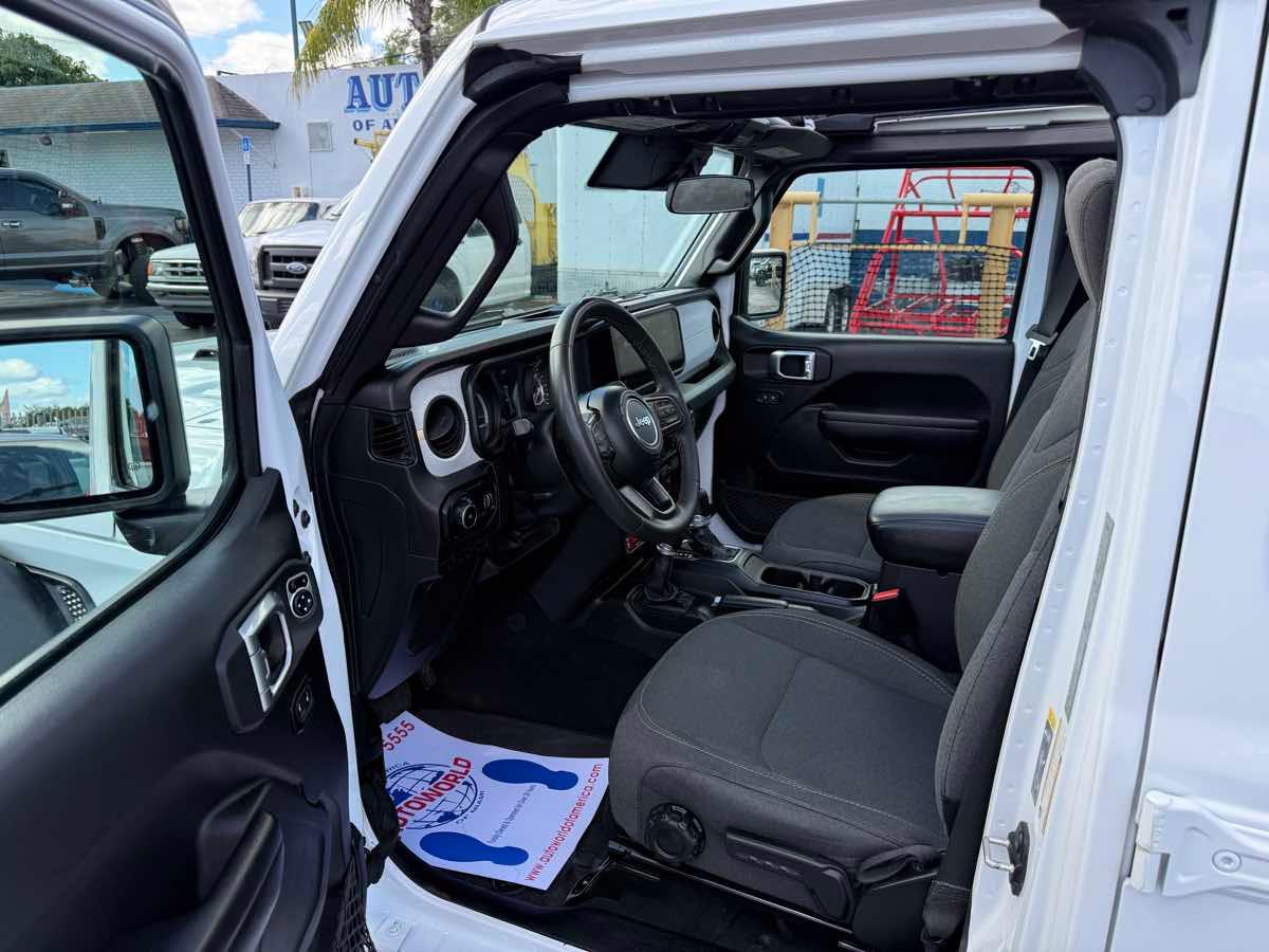 Jeep Wrangler Willys 4 Door 4X4 - Thumbnail 12