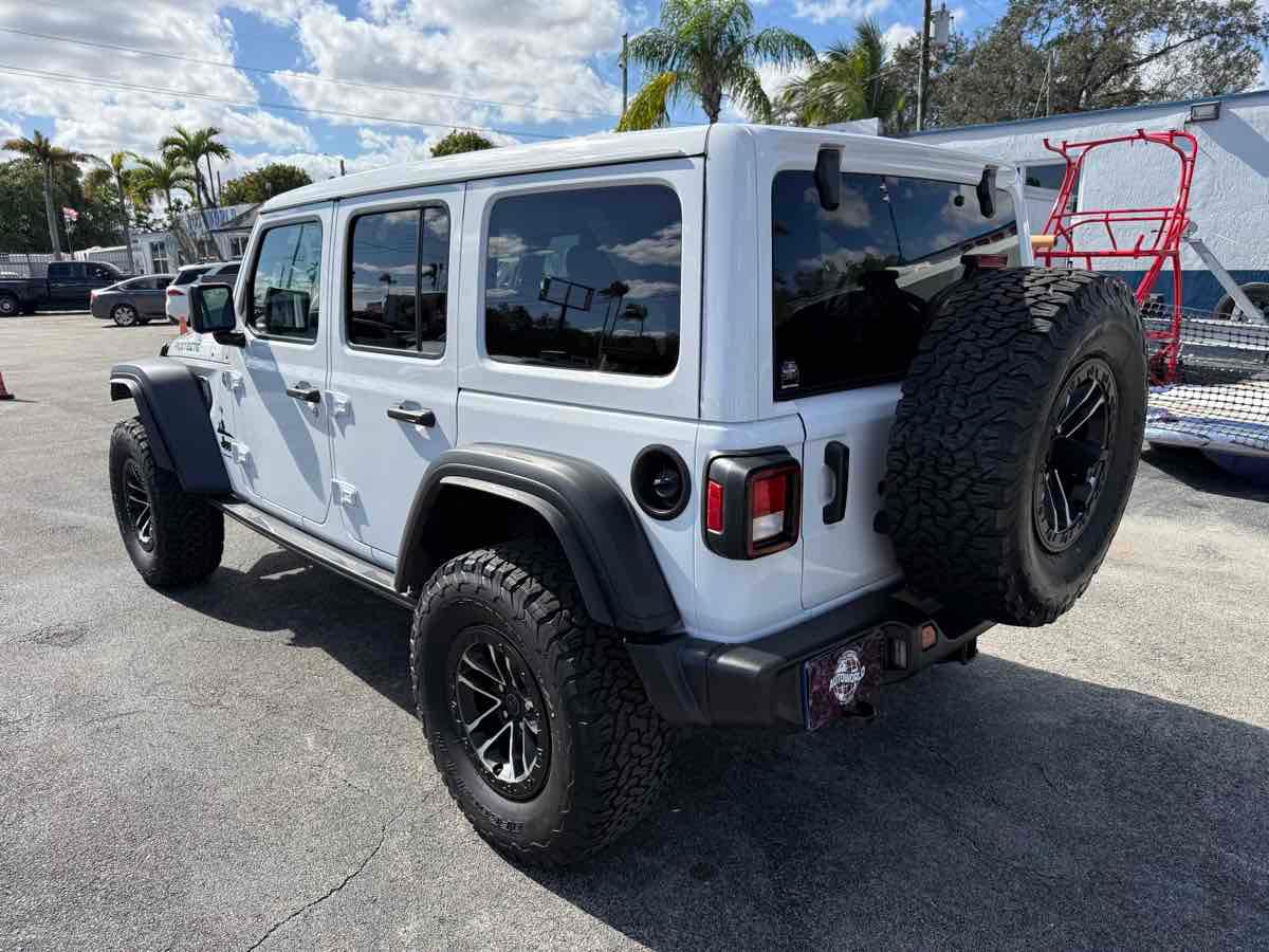 Jeep Wrangler Willys 4 Door 4X4 - Thumbnail 8