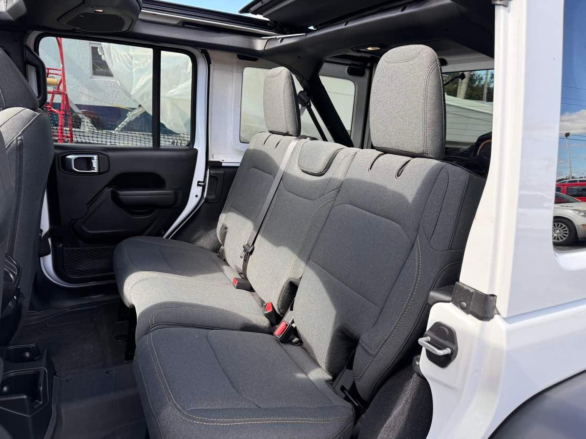 Jeep Wrangler Willys 4 Door 4X4 - Thumbnail 17