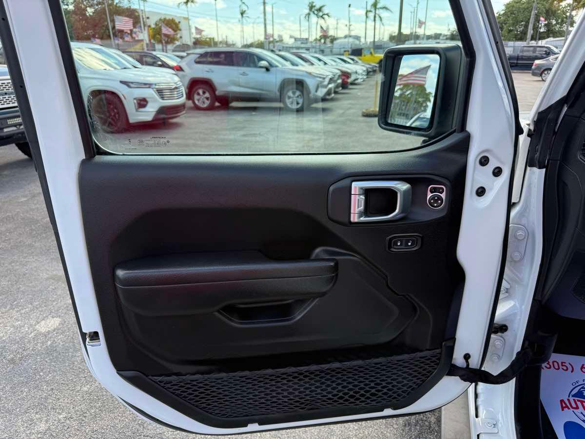 Jeep Wrangler Willys 4 Door 4X4 - Thumbnail 15