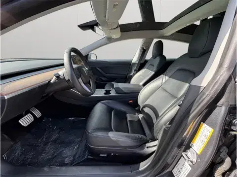 Tesla Model 3 Performance Sedan 4D - Thumbnail 3