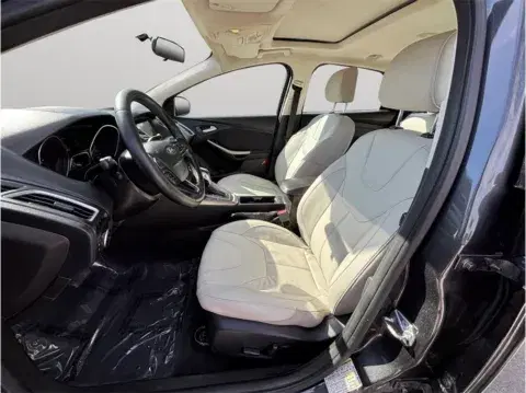 Ford Focus Titanium Hatchback 4D - Thumbnail 3