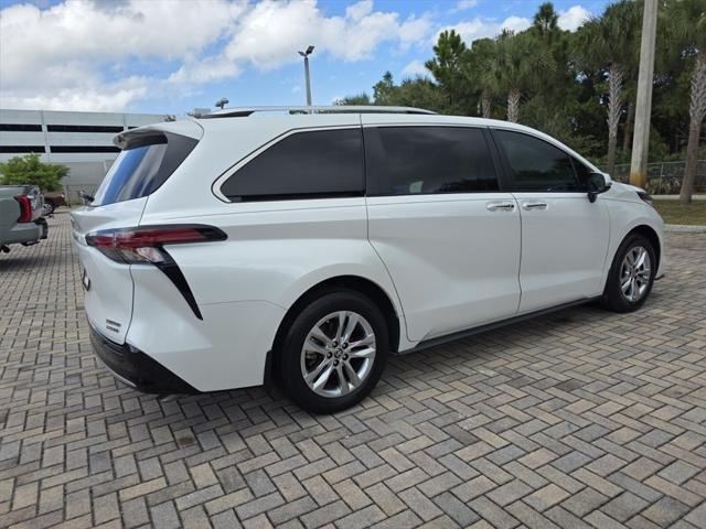 Toyota Sienna Limited With Navigation - Thumbnail 12