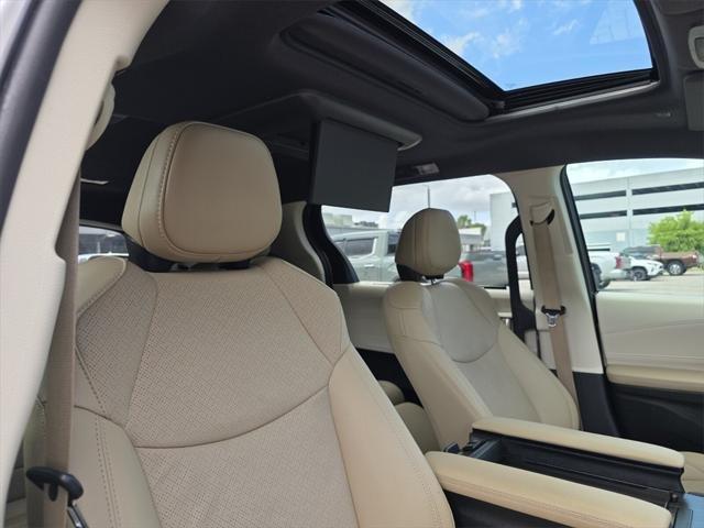 Toyota Sienna Limited With Navigation - Thumbnail 16