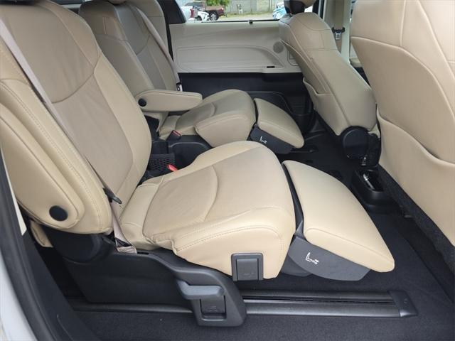 Toyota Sienna Limited With Navigation - Thumbnail 18