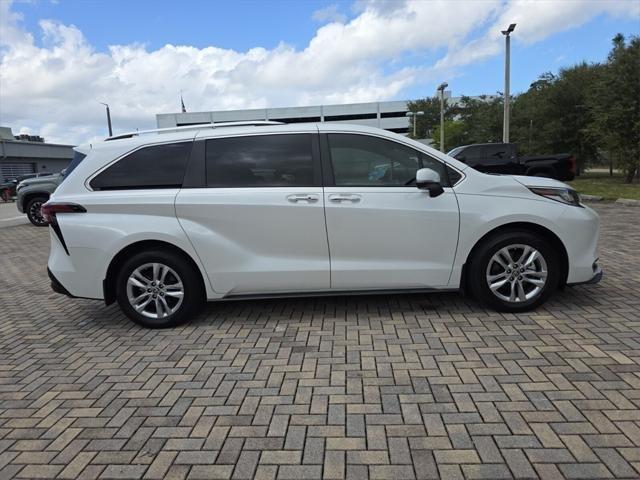 Toyota Sienna Limited With Navigation - Thumbnail 13