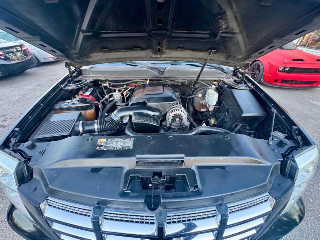 Cadillac Escalade - Thumbnail 2