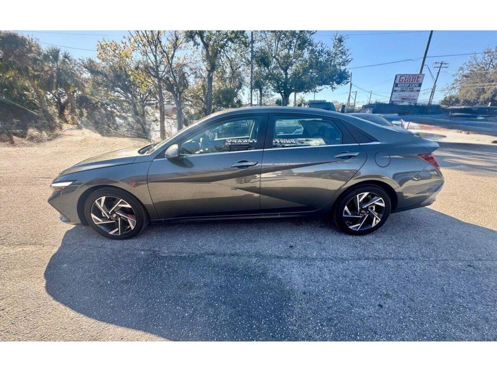 Hyundai Elantra Hybrid - Thumbnail 12