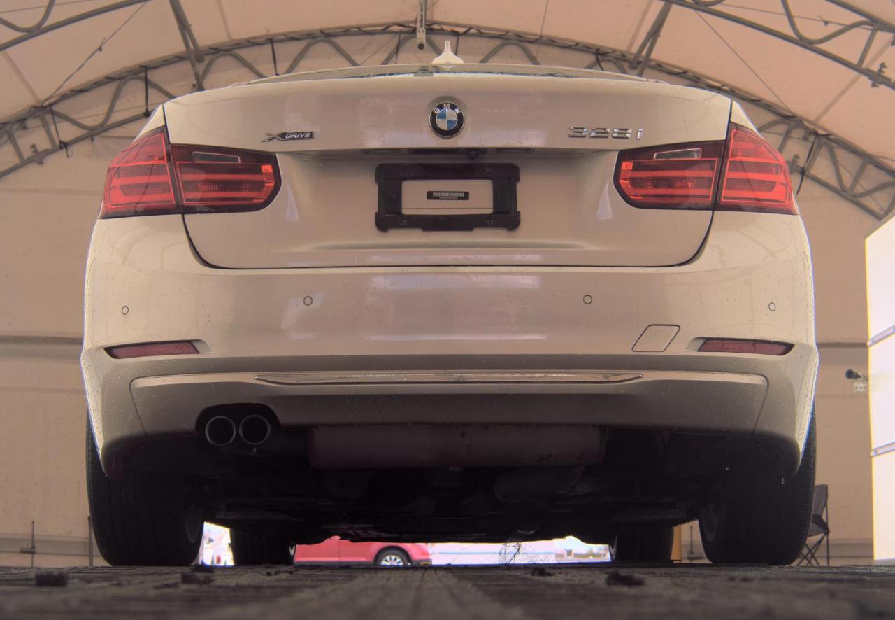 BMW 328Ixdrive Luxury Line 4Dr Sedan - Thumbnail 4