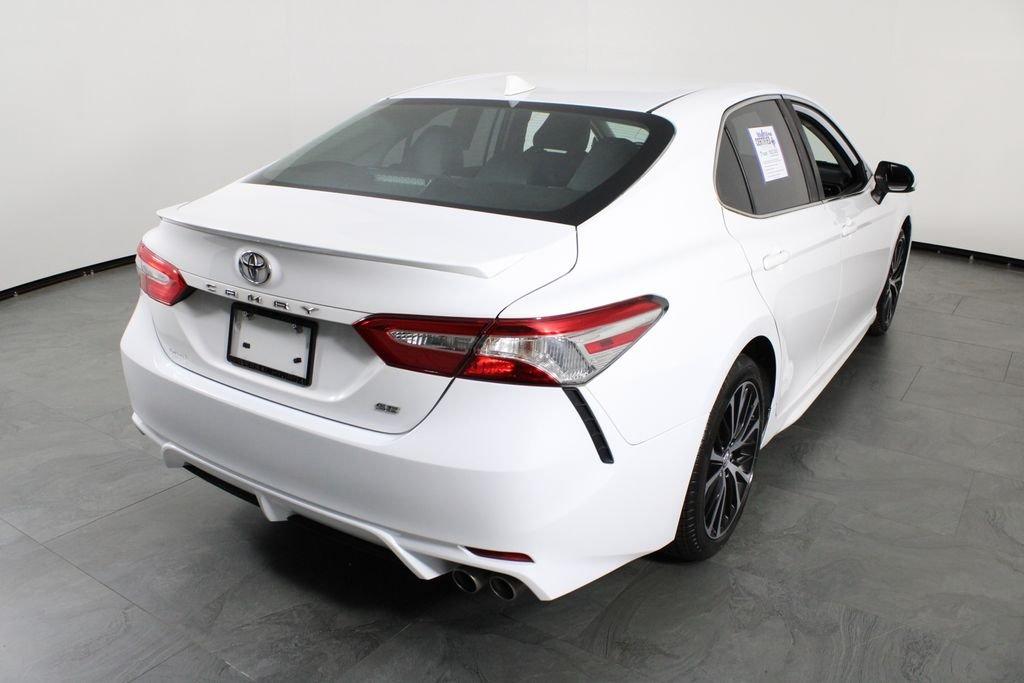 Toyota Camry Se - Thumbnail 16