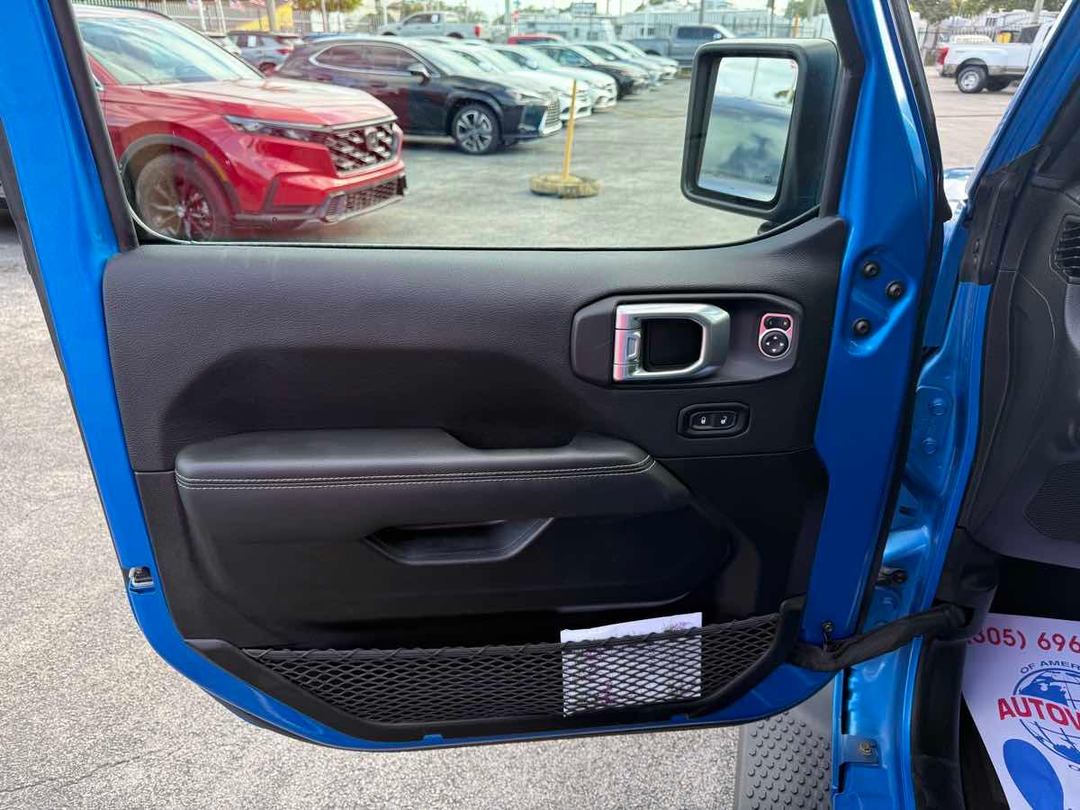 Jeep Wrangler Unlimited Sahara 4Xe - Thumbnail 14