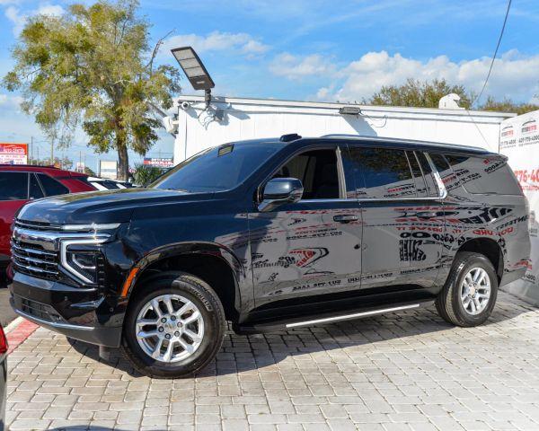 Chevrolet SUBURBAN - Thumbnail 3