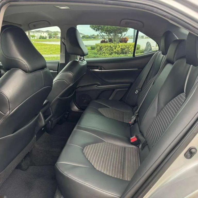 Toyota Camry - Thumbnail 2