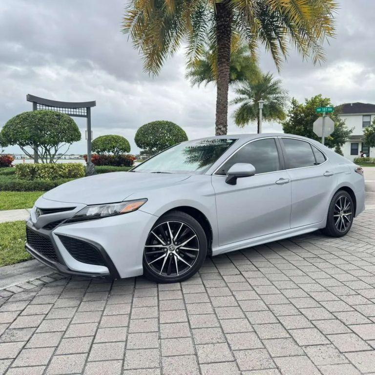 Toyota Camry - Thumbnail 3