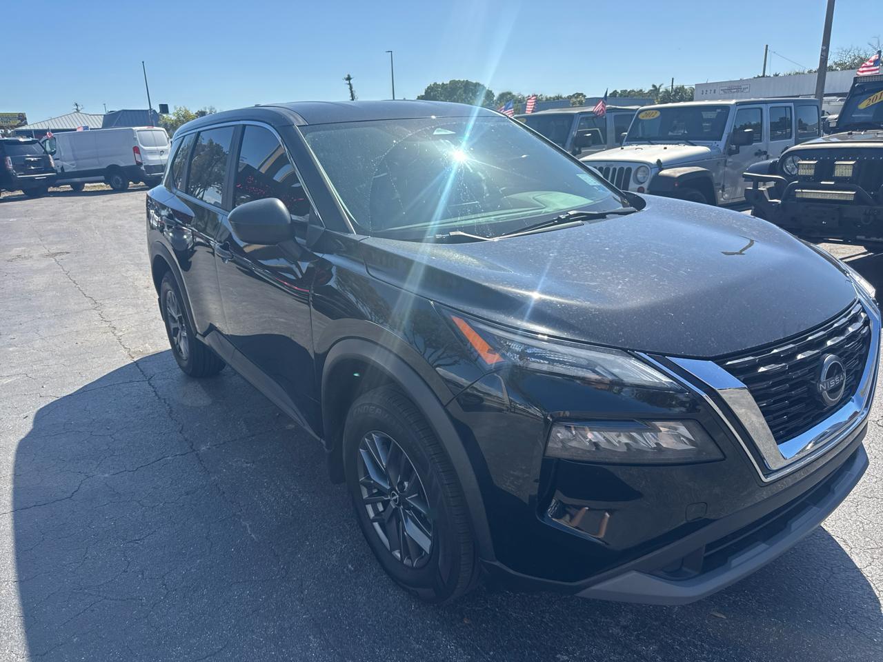 Nissan Rogue S - Thumbnail 3