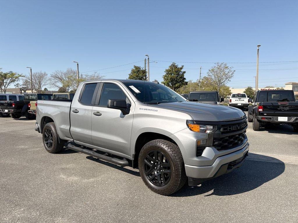 Chevrolet Silverado 1500 Custom - Thumbnail 2