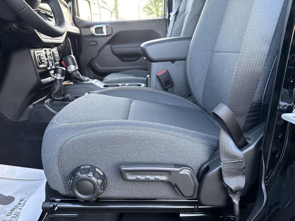 Jeep Wrangler 4-Door Sport S - Thumbnail 13