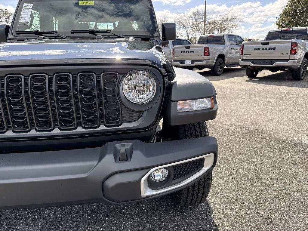 Jeep Gladiator Sport 4X4 - Thumbnail 10