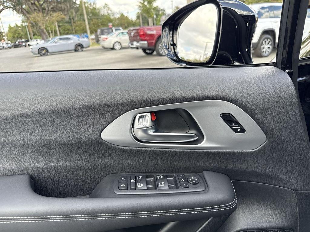 Chrysler Pacifica Limited - Thumbnail 13