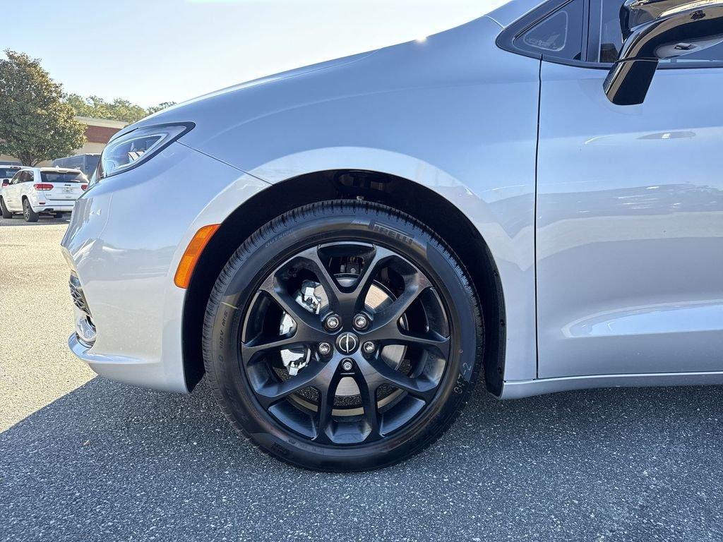 Chrysler Pacifica Limited - Thumbnail 11