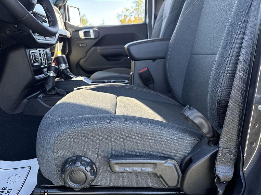 Jeep Wrangler 4-Door Sport S - Thumbnail 13