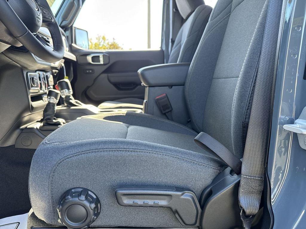 Jeep Wrangler 4-Door Sport S - Thumbnail 13