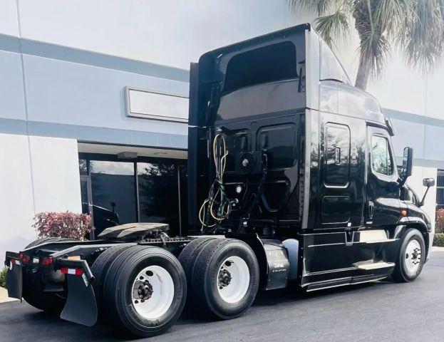 FREIGHTLINER CASCADIA - Thumbnail 3