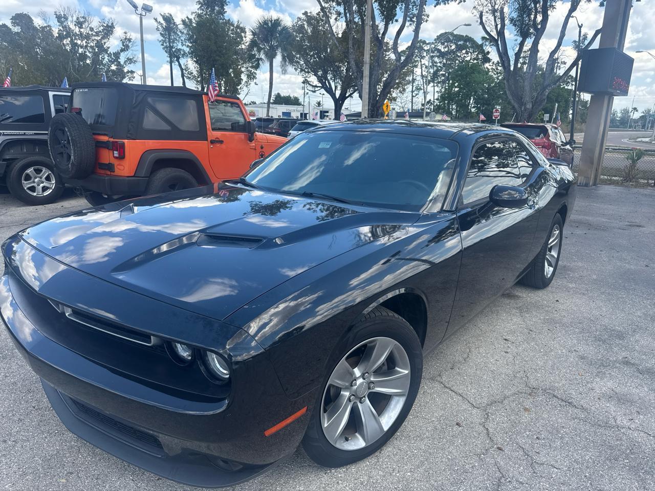 Dodge Challenger Sxt - View 1